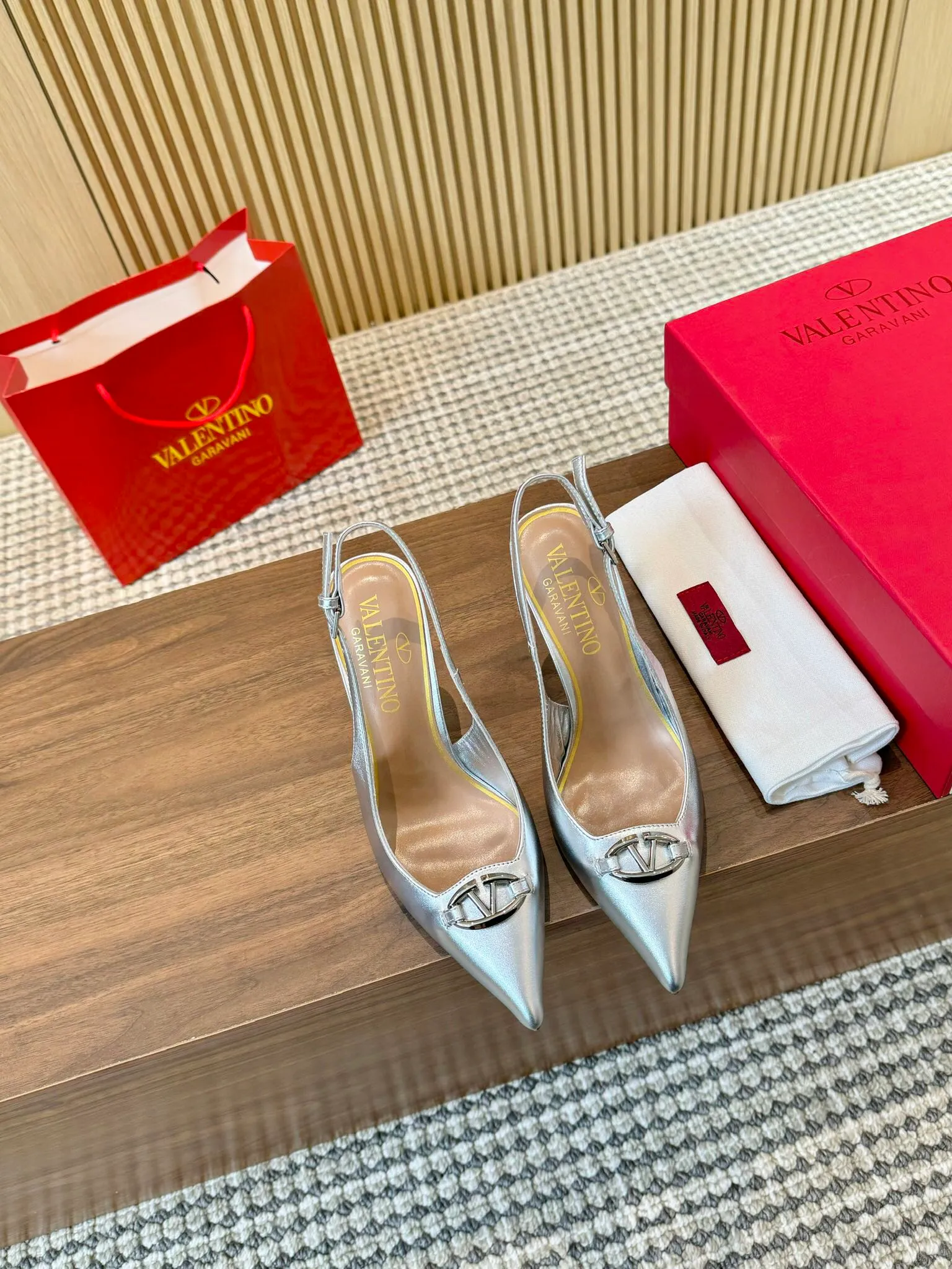 👟👟Ex-factory price 440👟👟 Genuine leather sole +40 Top version 𝑉𝐴𝐿𝐸𝑁𝑇𝐼𝑁𝑂 Valentino new spring and summer women's back hollow new sandals. The new generation of unique small "V" buckle brings out a full sense of luxury. The new season will live up to expectations! Worth buying★Absolutely high-grade❥Original method, Absolutely sensual❥Elegant style, creating a different feeling, simple and elegant style!  Code number: 35-41 (34-42 customized, non-returnable) Fabric: Imported matte cowhide Inner feet: Inner sheepskin Heel height: 3 types Heel height: 3cm➕6.5cm➕9.5cm